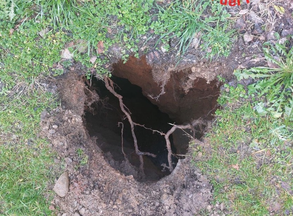 Si rompe un tubo dell’acqua e un uomo viene inghiottito in una voragine nel terreno: miracolato