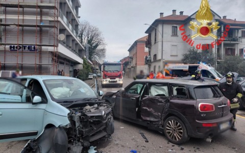 Scontro tra tre auto, in quattro in ospedale