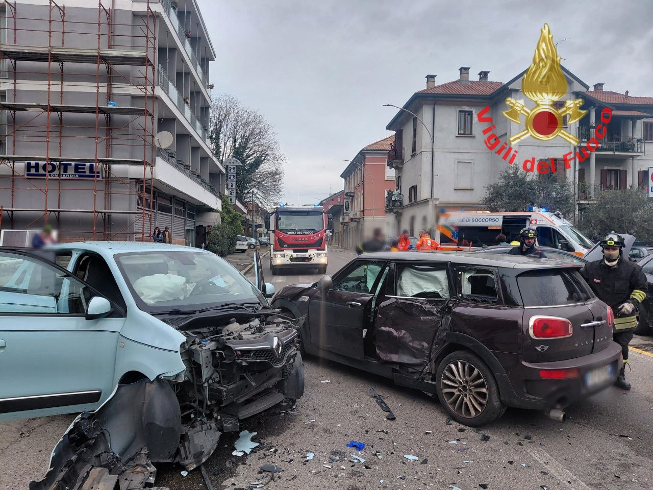 Scontro tra tre auto, in quattro in ospedale
