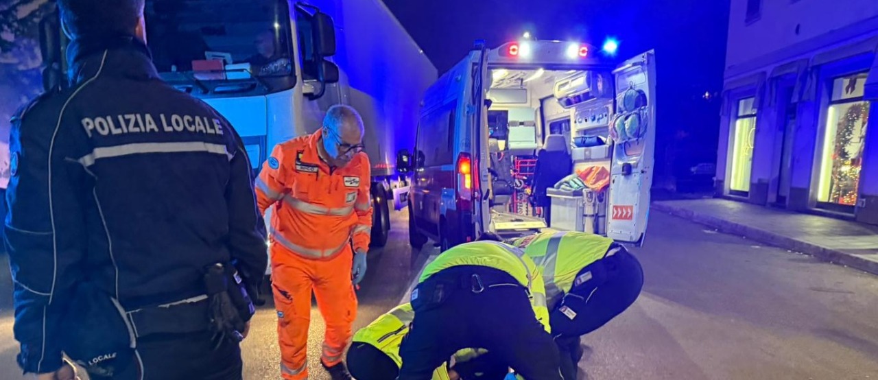 Edicolante travolto mentre attraversa la strada