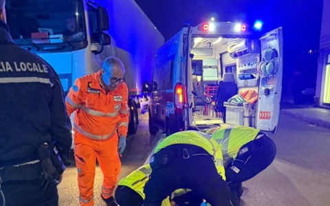 Edicolante travolto mentre attraversa la strada