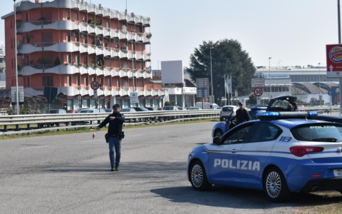 Rientrato illegalmente in Italia dopo il rimpatrio, beccato su un’auto rubata