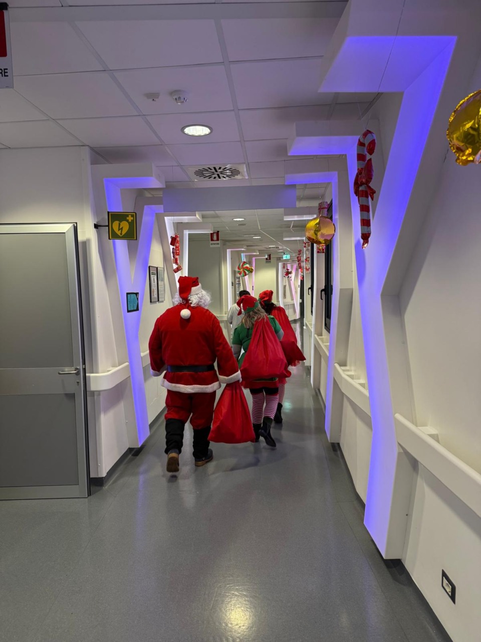 I volontari di Protezione Civile portano i doni ai bambini ricoverati in Pediatria