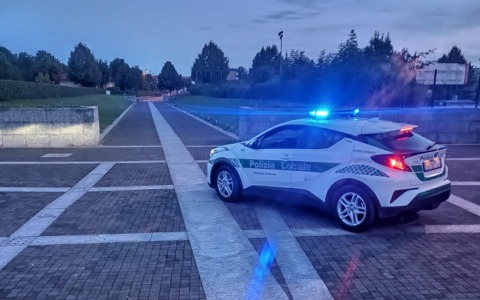 Fugge dopo l’incidente con l’auto presa a noleggio, rintracciato e denunciato