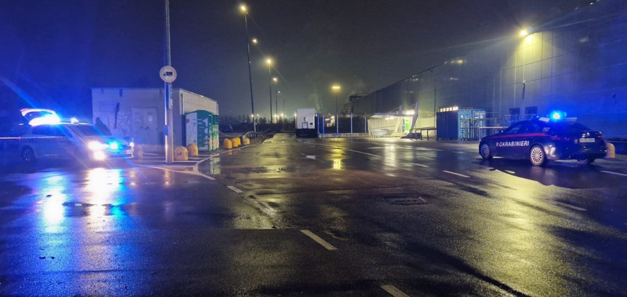 Allarme bomba nel parcheggio, intervengono anche gli artificieri