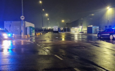 Allarme bomba nel parcheggio, intervengono anche gli artificieri