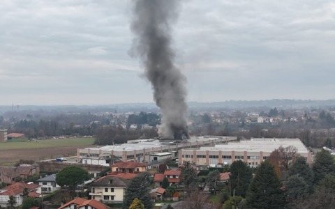 Incendio in un capannone della zona industriale: soccorsi in azione