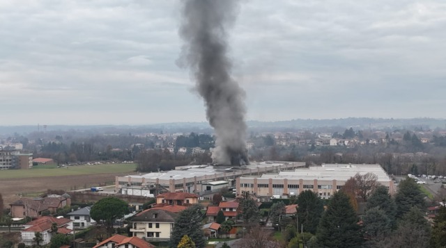 Incendio in un capannone della zona industriale: soccorsi in azione