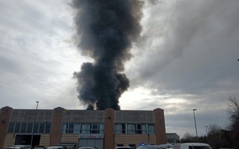 Incendio nel capannone, l’azienda: “Torneremo più forti”