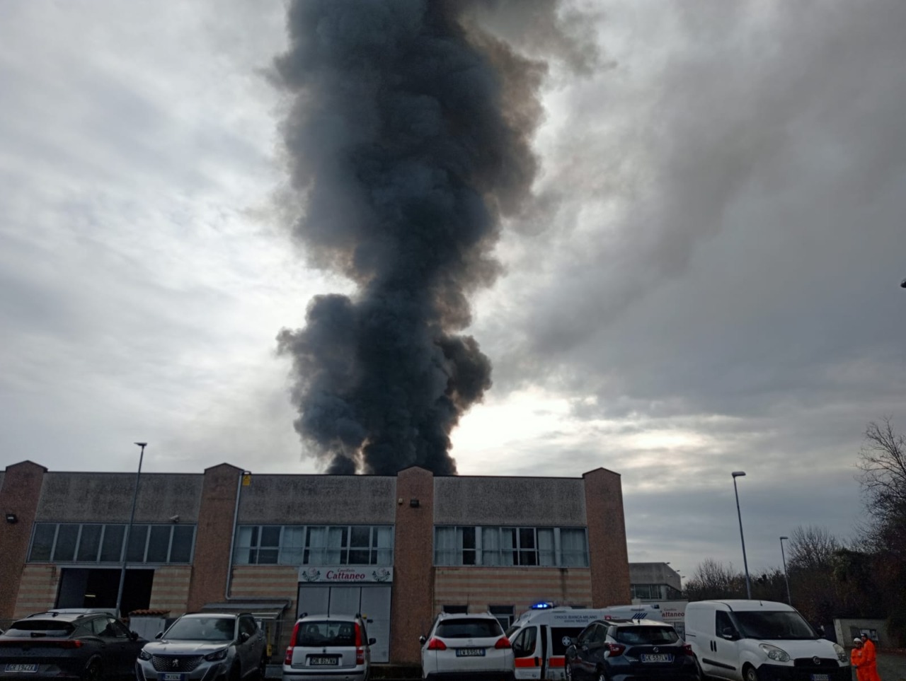 Incendio nel capannone, l’azienda: “Torneremo più forti”