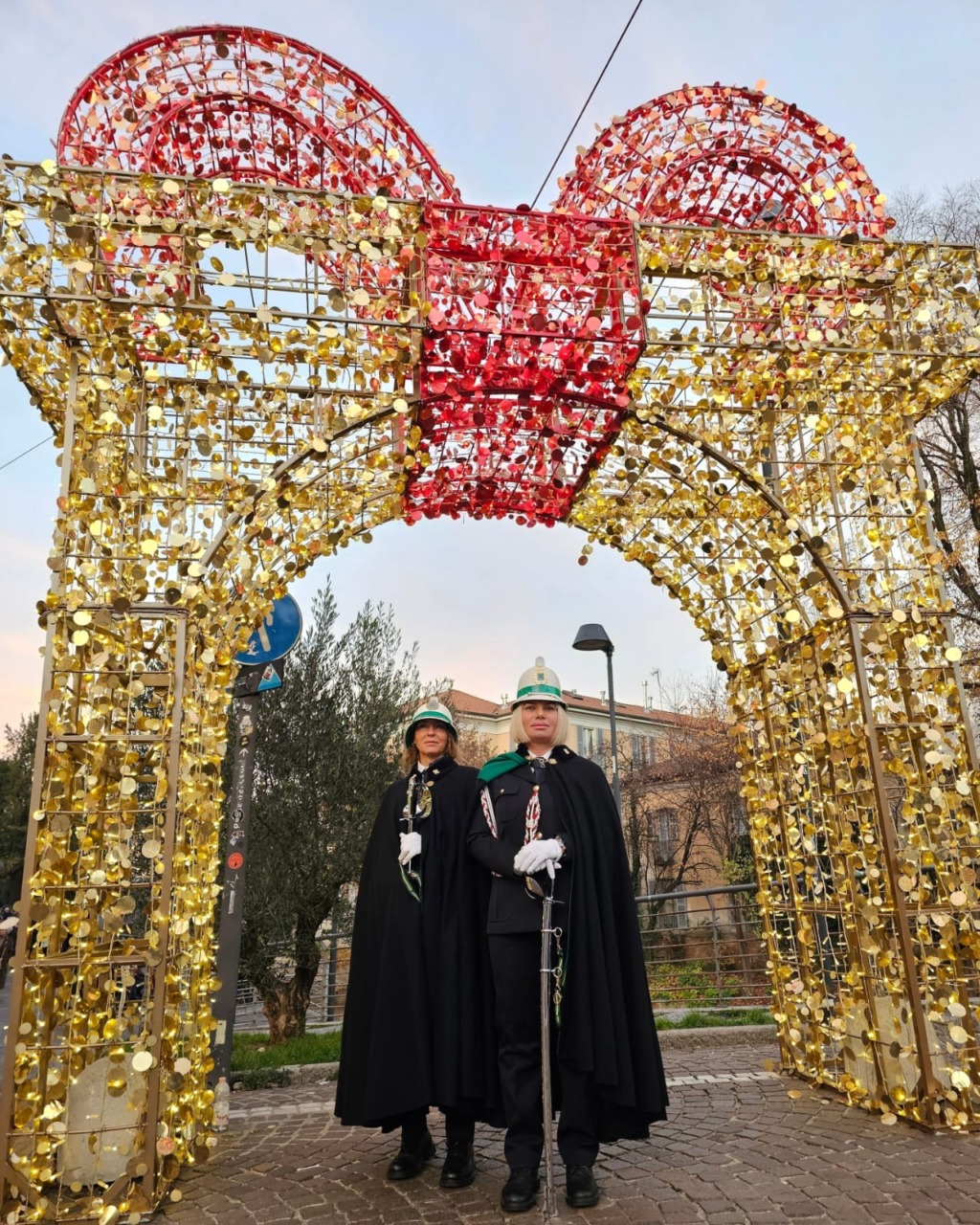 La Polizia locale in uniforme cerimoniale nel centro cittadino