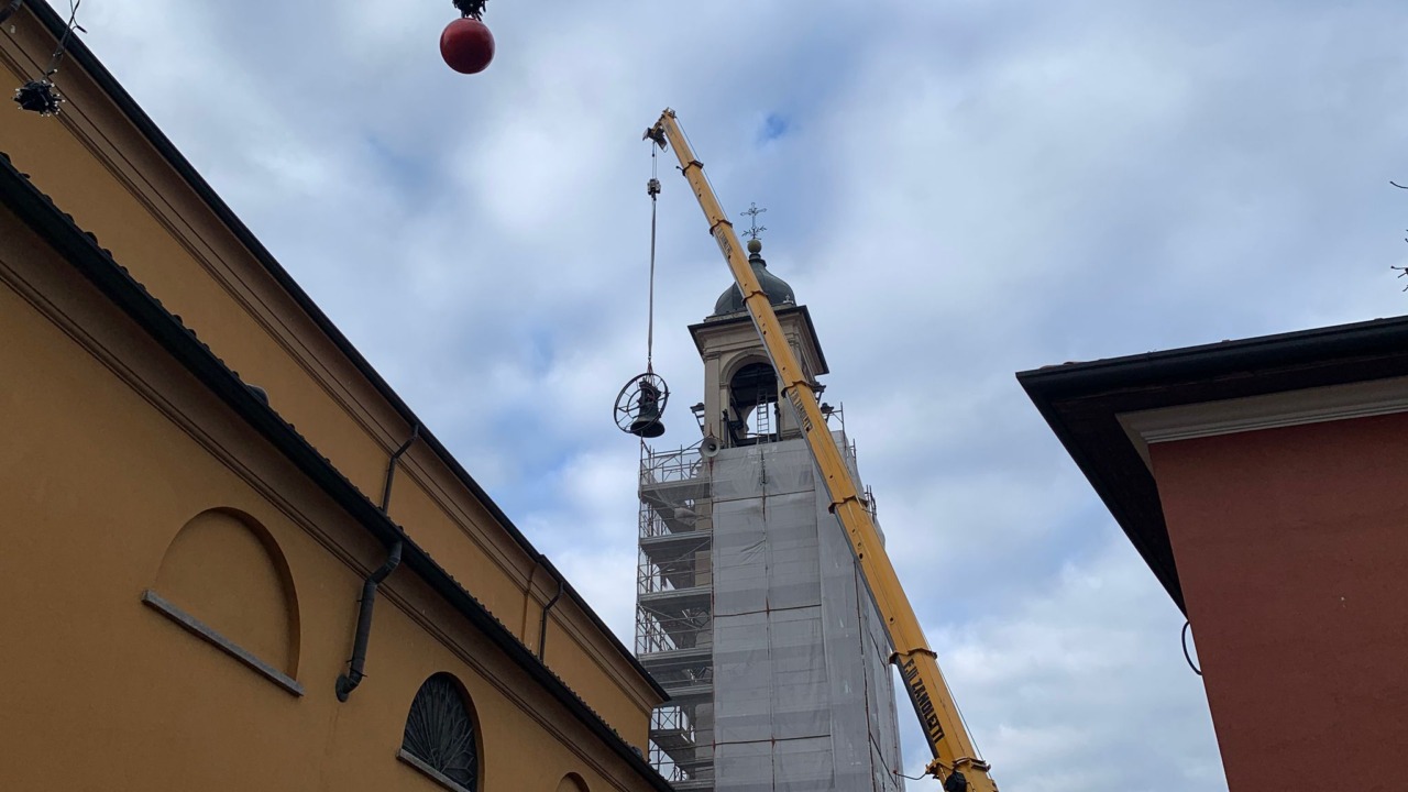 Le otto campane di Oreno tornano al loro posto