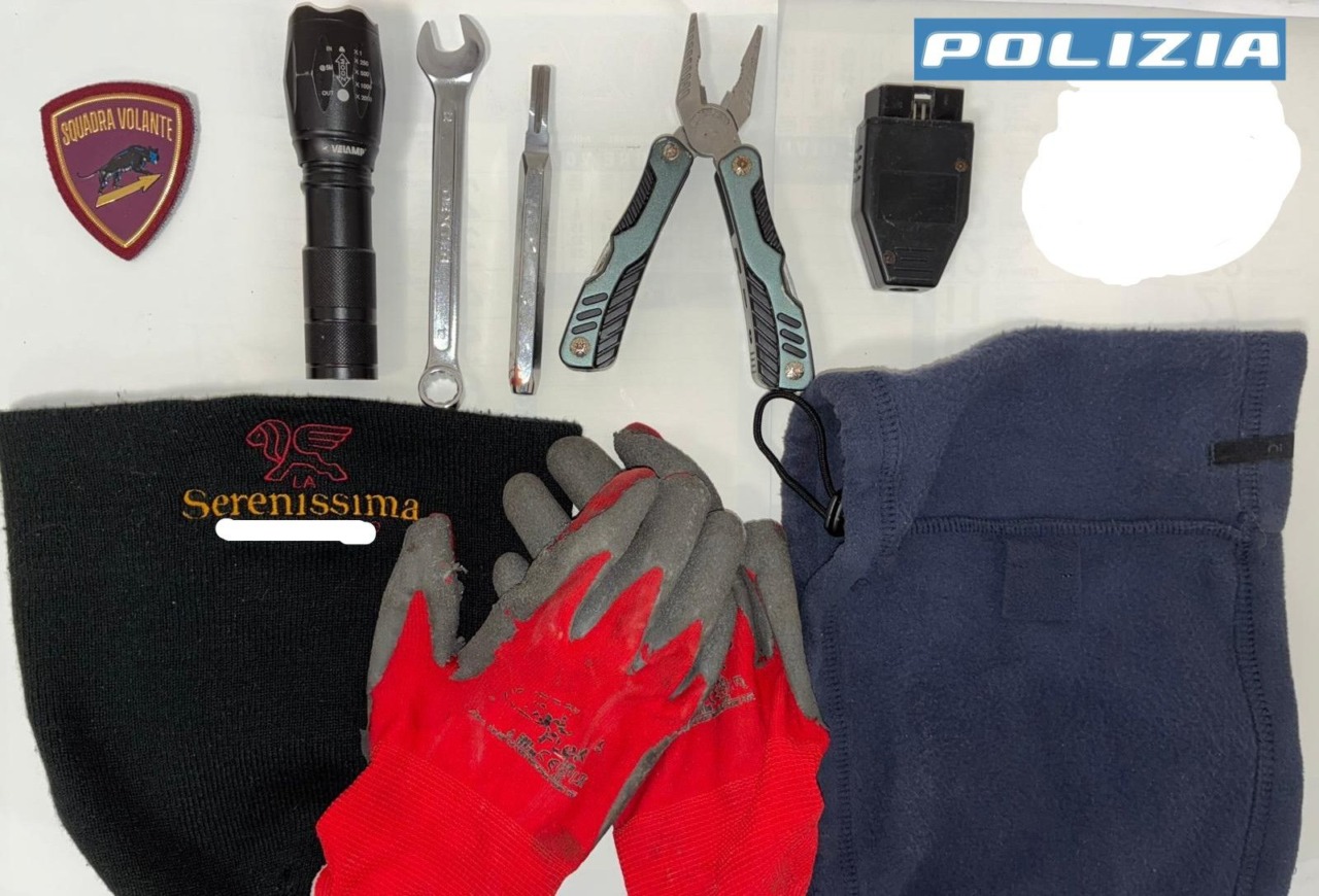 Si schianta con l’auto rubata (e attrezzi da scasso), poi aggredisce i poliziotti