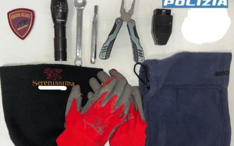 Si schianta con l’auto rubata (e attrezzi da scasso), poi aggredisce i poliziotti