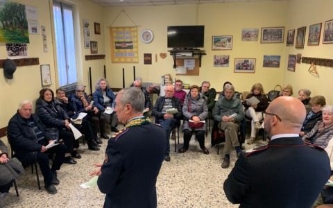 Anziani a lezione antitruffe con Polizia locale e Carabinieri