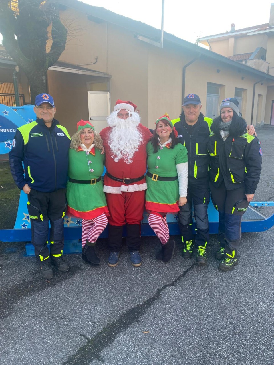 I volontari della Protezione Civile si travestono da Babbo Natale