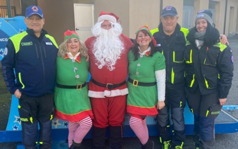 I volontari della Protezione Civile si travestono da Babbo Natale