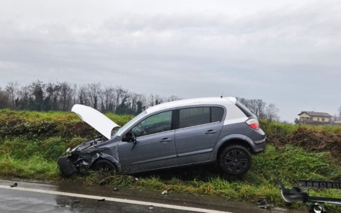 Violento impatto tra due vetture, una finisce fuori strada