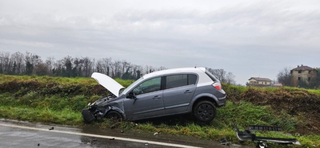 Violento impatto tra due vetture, una finisce fuori strada