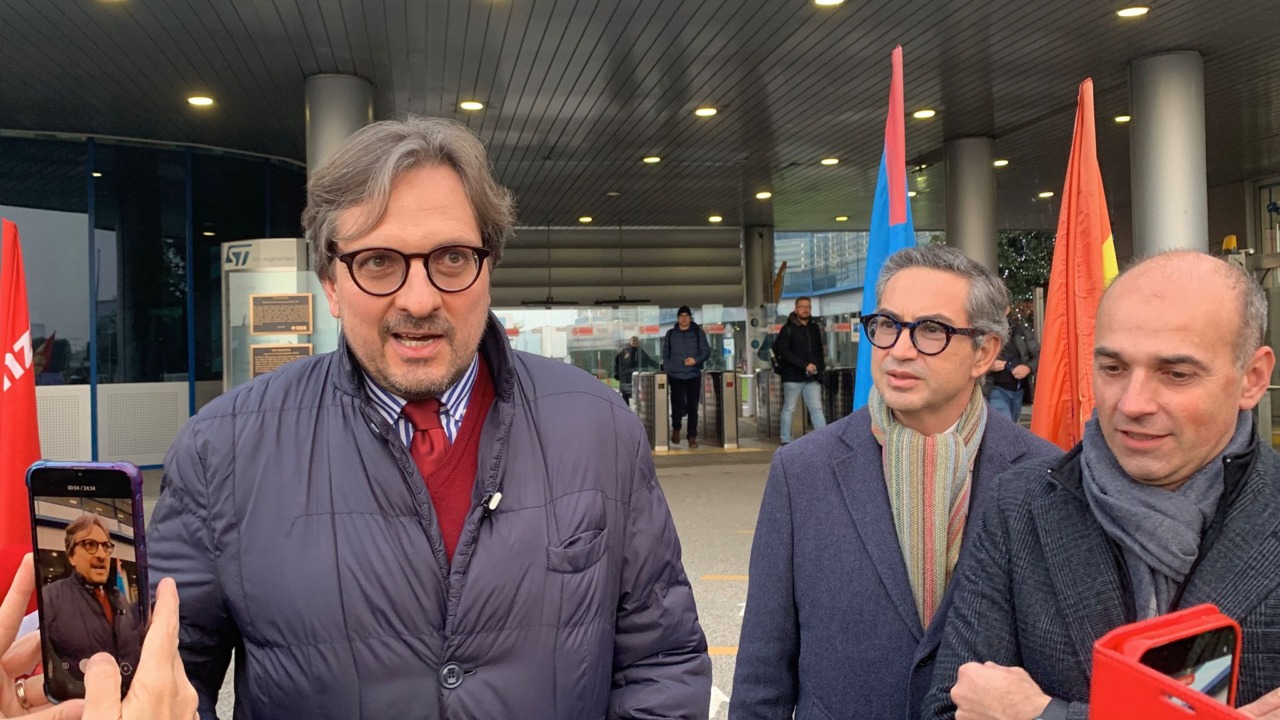 Guidesi in visita a StM: “Bene il ritiro degli esuberi, ma ora l’azienda cambi atteggiamento”
