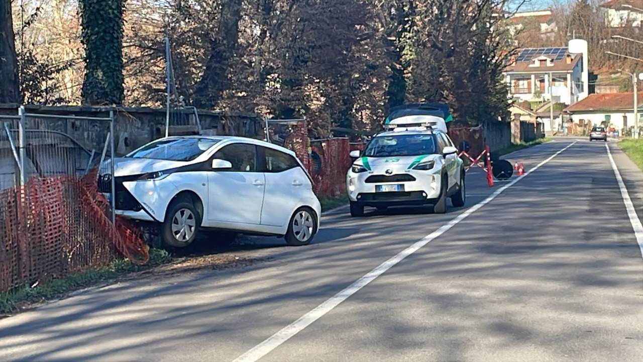 Perde il controllo dell’auto e finisce contro il muro: paura per un’anziana