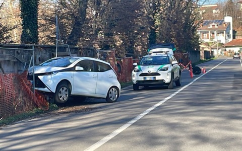 Perde il controllo dell’auto e finisce contro il muro: paura per un’anziana