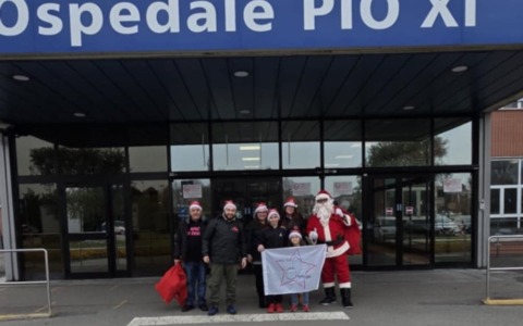 “Amici di Denise” dona giocattoli e sorrisi ai piccoli pazienti del Pio XI