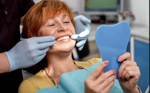 Dalla dentiera ai denti fissi: il carico immediato per le arcate complete