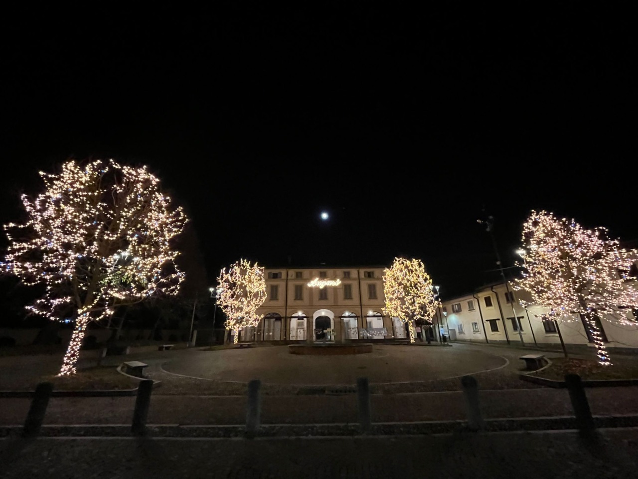 Il Comune e i commercianti accendono il Natale