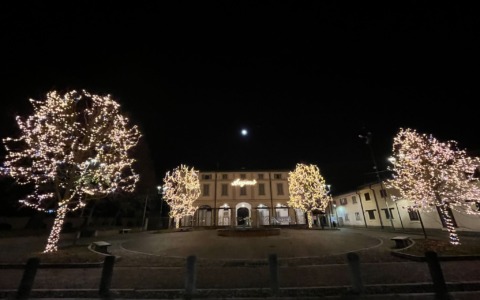 Il Comune e i commercianti accendono il Natale