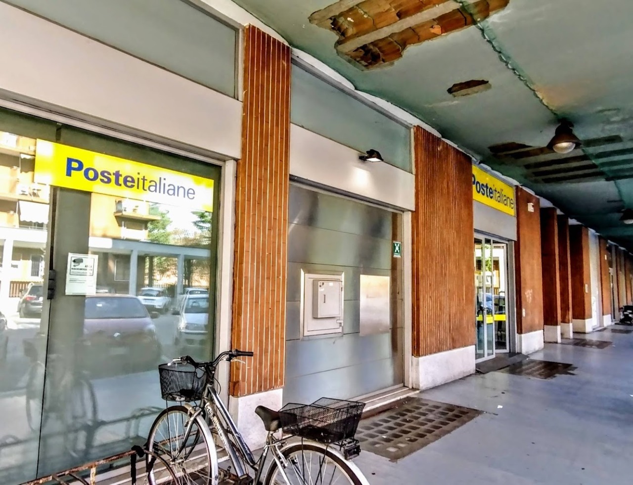 Inciampa nello zerbino all’ingresso delle Poste: “Mia mamma ha rischiato di morire”