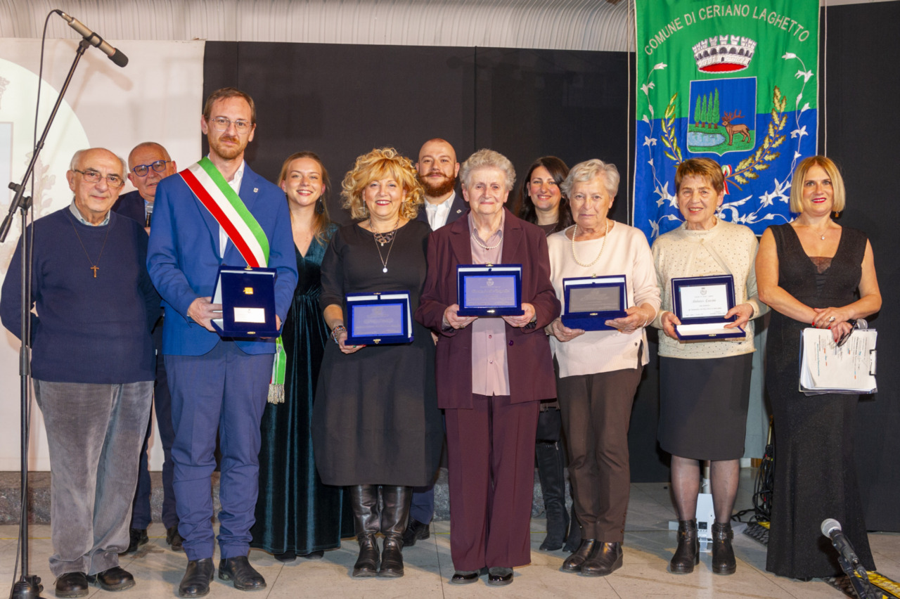 Emozioni in teatro per la consegna delle benemerenze e l’esibizione del Coro Hebel