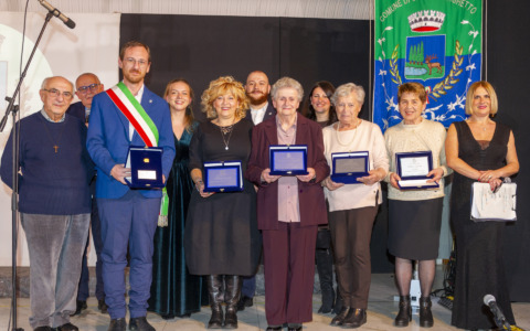 Emozioni in teatro per la consegna delle benemerenze e l’esibizione del Coro Hebel
