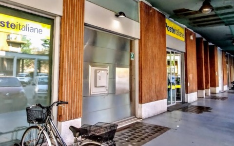 Inciampa nello zerbino all’ingresso delle Poste: “Mia mamma ha rischiato di morire”