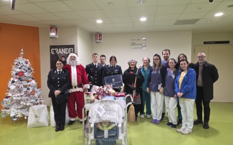 La Befana della Polizia porta doni e sorrisi in Pediatria