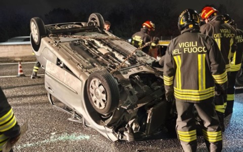 Si ribalta con l’auto sulla Valassina, ferito un 18enne