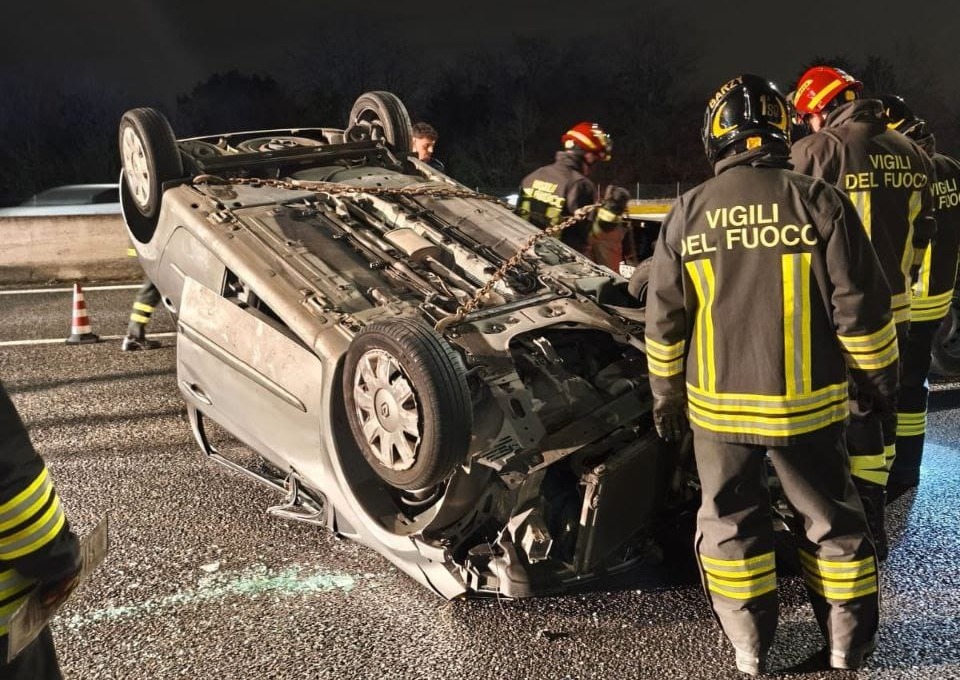 Si ribalta con l’auto sulla Valassina, ferito un 18enne
