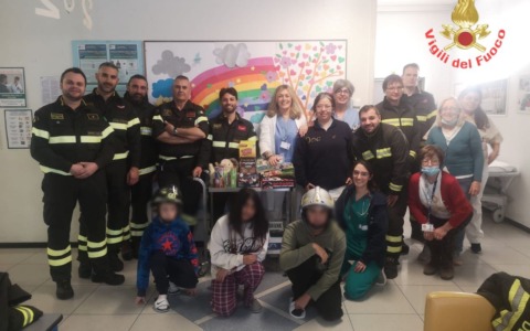 I Vigili del Fuoco hanno portato doni ai bimbi ricoverati in Pediatria