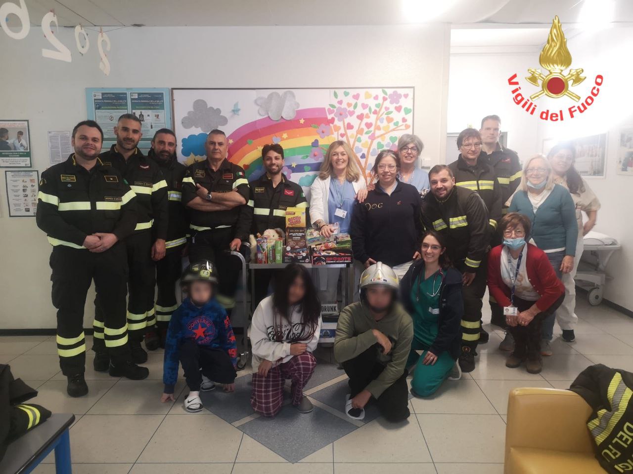 I Vigili del Fuoco hanno portato doni ai bimbi ricoverati in Pediatria