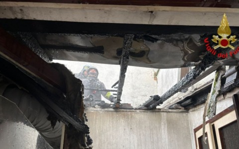 Incendio in una casa, pompieri in azione a Camnago