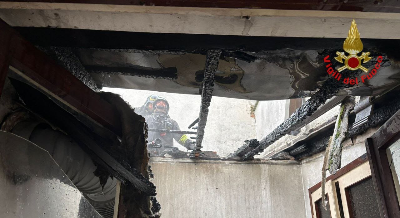 Incendio in una casa, pompieri in azione a Camnago