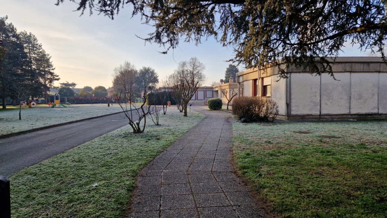Scuola dell’infanzia chiusa per freddo ma si accendono le polemiche