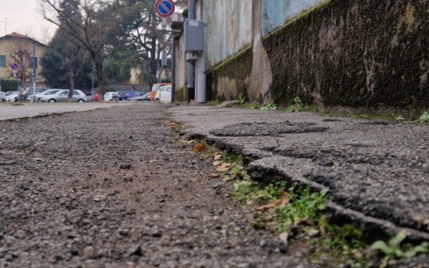 Cade a causa di un marciapiede dissestato, si rompe il braccio e ora vuole denunciare il Comune