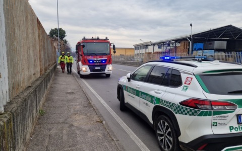 Incidente sul lavoro, due operai cadono da oltre 5 metri di altezza: uno di loro ricoverato in codice rosso