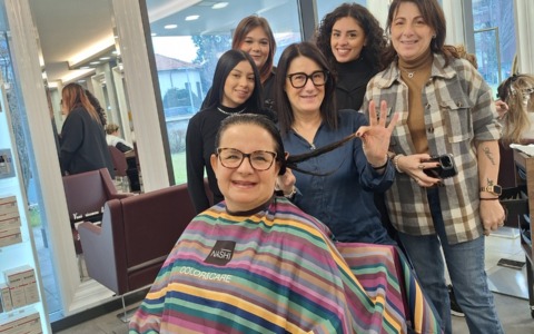 Si tagliano i capelli per donarli agli ustionati di Crans Montana