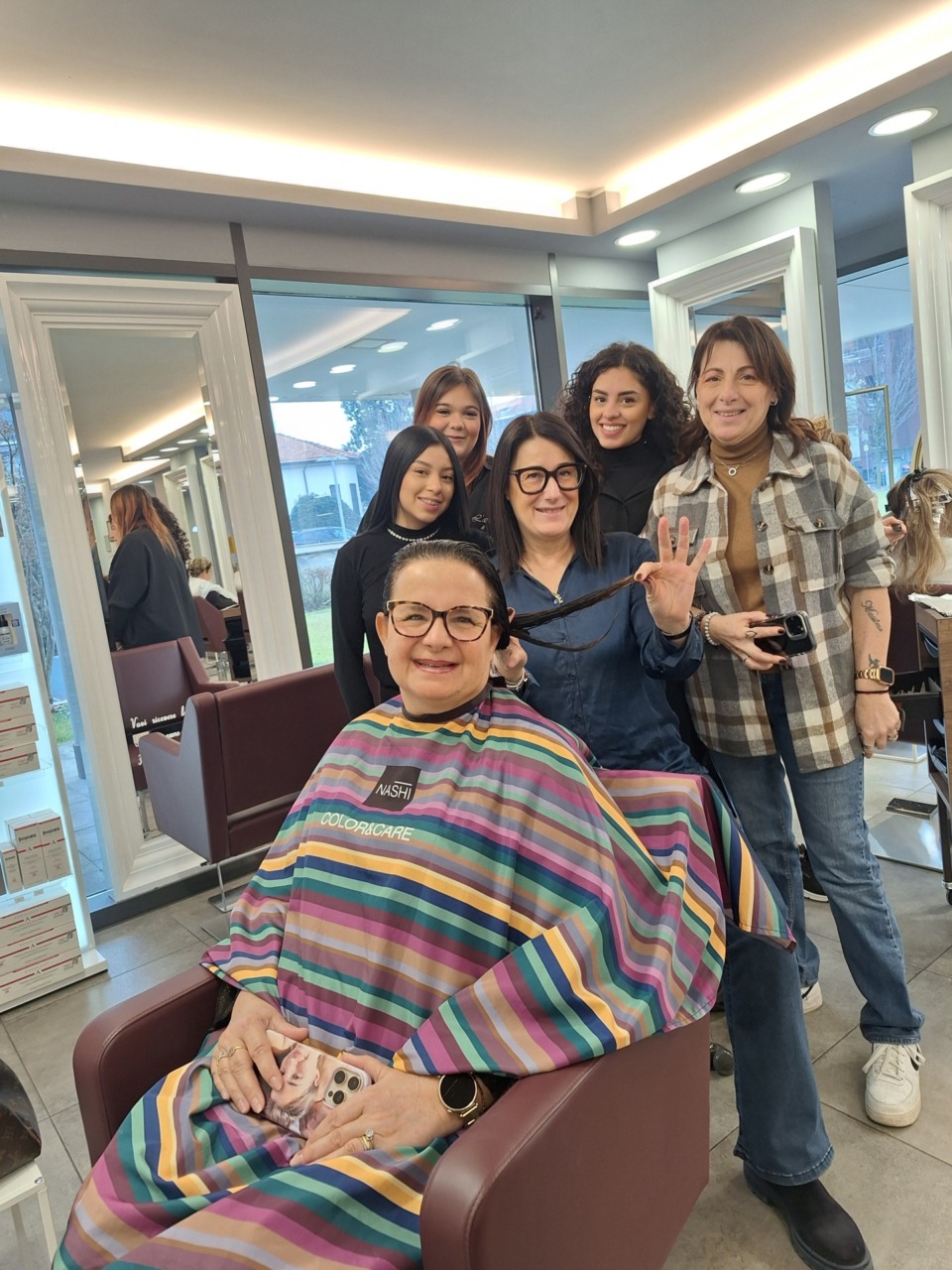 Si tagliano i capelli per donarli agli ustionati di Crans Montana