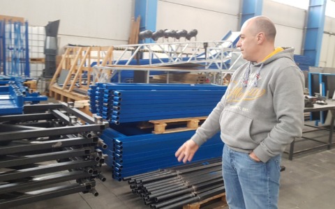 Il sindaco e il suo “no alle armi” per salvare l’azienda di famiglia