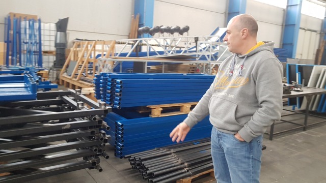 Il sindaco e il suo “no alle armi” per salvare l’azienda di famiglia