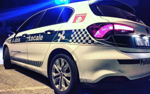 Provoca un incidente e scappa: rintracciato (e multato) dalla Polizia locale