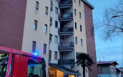 Scoppia un incendio in un appartamento